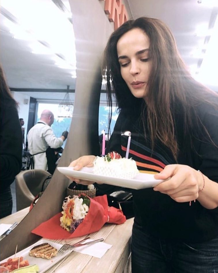 selinarabfans's tweet photo. @صور من عيد ميلادها❤️😩😭@selin_demiratar #selin_demiratar https://t.co/Wz6KkiBG8D