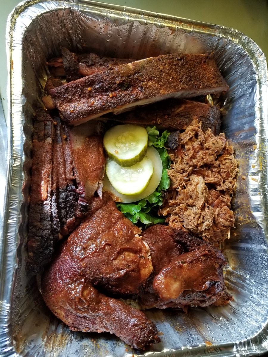 JohnLukeNYC's tweet photo. @sherry08080 CheckOut The #ToGo #PigPlatter #ExecChef @grolnick611 Gave Us Last Night !Crazy! #Yummy However Tonight It Has To Be The #Linguine &amp; #ShrimpScampi From @CarminesNYC Last Night. #Yummy https://t.co/Fq5zndSkam