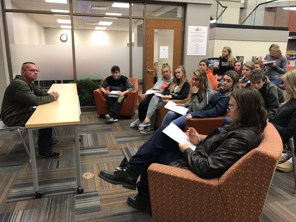 LHippensteel1's tweet photo. @TheDuke_51 Mr. Kirschner hosted his 3rd annual LIVING HISTORY DAY @ HHHS today.  These 10 wonderful American 🇺🇸Veterans gave their day to tell their personal stories from the Korean War, the Vietnam War, The Cold War, Desert Storm and Afghanistan. We r so grateful🇺🇸🇺🇸 https://t.co/IwJQYgHots