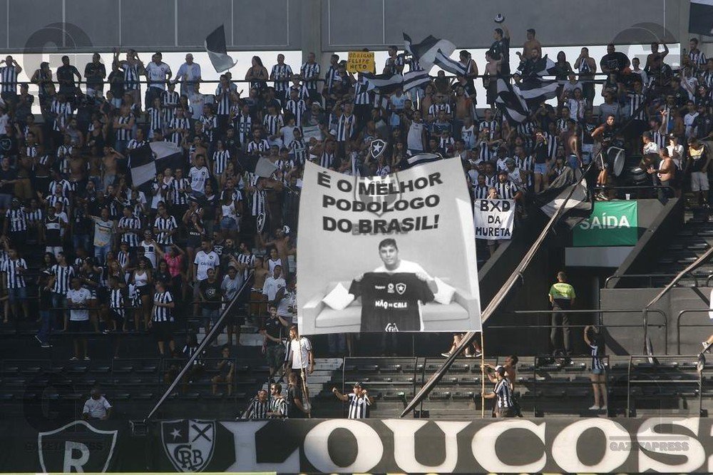 geglobo's tweet photo. "É Seleção!": Botafogo anuncia convocação de podólogo, irrita torcedores e gera memes; veja https://t.co/F9IAutnN6O https://t.co/IsQpO9E4ER