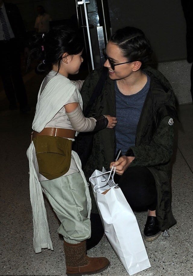 Sewing_Circus's tweet image. It’s the #InternationalDayOfHappiness ! For those individuals who are unsure why it is important for young girls to have badass female role models to look up to - here. This is what happiness looks like. Have a good’un all! 😘✊💪🤘#girlssupportgirls