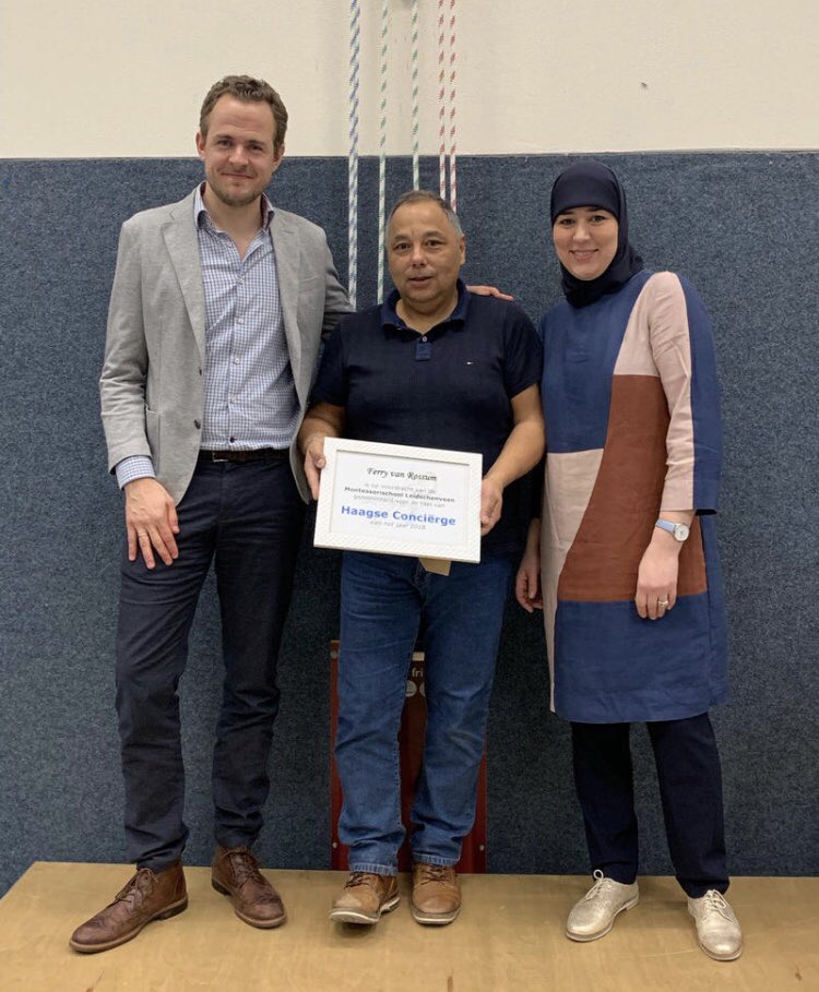 MSLveen's tweet photo. “Ik wist niet eens dat ik mee deed” 
Trots op onze conciërge Ferry van Rossum. Tweede geworden in de strijd voor de titel “Beste Haagse conciërge”. Gehuldigd door raadslid Fonda Sahla in bijzijn van alle kinderen van de school. https://t.co/pdY0PqwXpY
