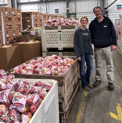 farmcreditmid's tweet photo. These Ohio team members were proud to help Patterson Fruit Farm process and package 10,000 pounds of apples to be donated to @CleFoodBank through @OhioFoodbanks' Ag Clearance Program. #F2FB https://t.co/CRRrYi3gXU