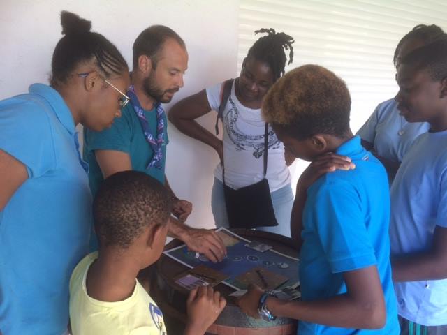EspritScout's tweet photo. En attendant le départ du #defiatlantique, l'équipe d'Esprit Scout a pu rencontrer les scouts de Pointe à Pitre et Sainte-Anne ce week-end : visites du bateau, ateliers noeuds, jeu "Esprit Scout sur la Route du Rhum", questions à l'équipage @EEUdF @sgdf @ScoutismeFR https://t.co/gl1zrrVIHe