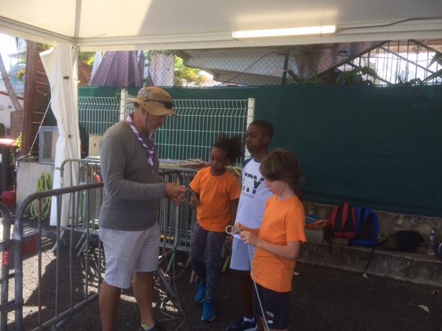 EspritScout's tweet photo. En attendant le départ du #defiatlantique, l'équipe d'Esprit Scout a pu rencontrer les scouts de Pointe à Pitre et Sainte-Anne ce week-end : visites du bateau, ateliers noeuds, jeu "Esprit Scout sur la Route du Rhum", questions à l'équipage @EEUdF @sgdf @ScoutismeFR https://t.co/gl1zrrVIHe
