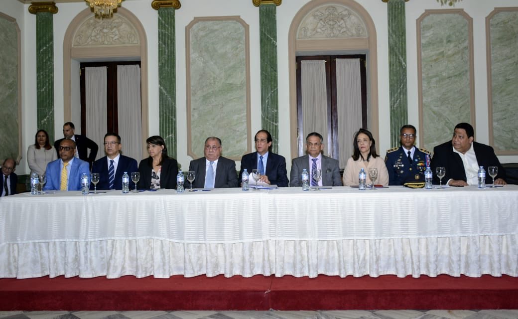 MinpreRD's tweet photo. AHORA | Ministro @GMontalvoFranco encabeza la firma de acuerdo para beneficiar a los cuerpos de bomberos de todo el país. Un fiel ejemplo de los esfuerzos del gobierno para entregar el resultado. #MinpreRD https://t.co/xnxBX790yl