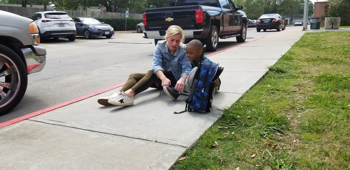 BriargroveES's tweet photo. Our teachers take advantage of every moment to guide &amp; mentor our students, providing life-long learning opportunities for scholars to succeed. Ms. Knight teaches a student how to tie his shoes during afternoon carpool. #RoadrunnerProud @Thayerhutch @c_berger29 @HISDWestArea https://t.co/IKXOwl2LFQ