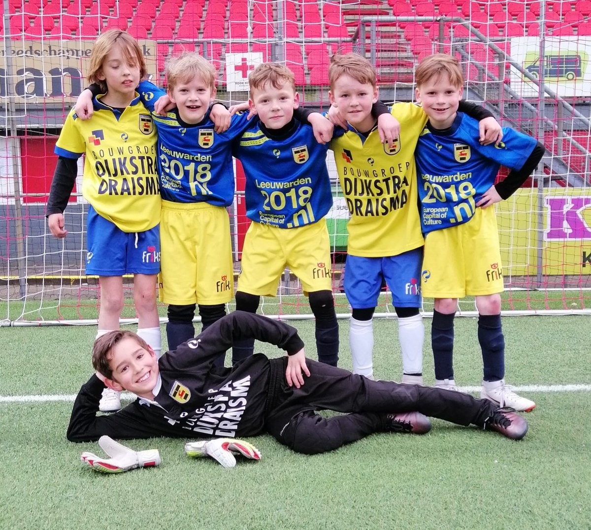 CambuurJeugd's tweet photo. Onze Voetbalschool spelers hadden vanmiddag een fantastisch oefentoernooi bij en tegen FC Emmen! 

⚽️ Veel doelpunten 
✔ Mooie acties 
🏟 Voetballen in een stadion
😀 Heel veel plezier

Prachtige ervaring! https://t.co/SJisjSRUnj