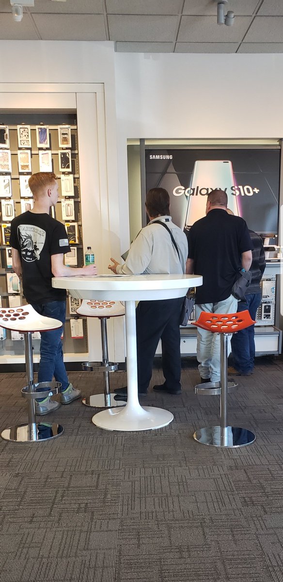MerwedeTyler's tweet photo. People lining up to check out the awesome new Galaxy S10
#DenverSouthWeWill
#samsung 
#GalaxyS10
@soung_sul https://t.co/GV3r9EYXJn