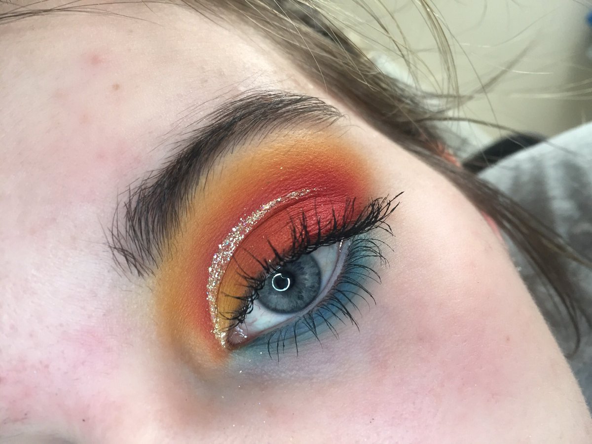 aliarsenault2's tweet photo. Love these colours🧡💙 #MakeupGetsReal #makeup #makeupartist #MorpheXJamesCharles https://t.co/q1eBQ3WyZu