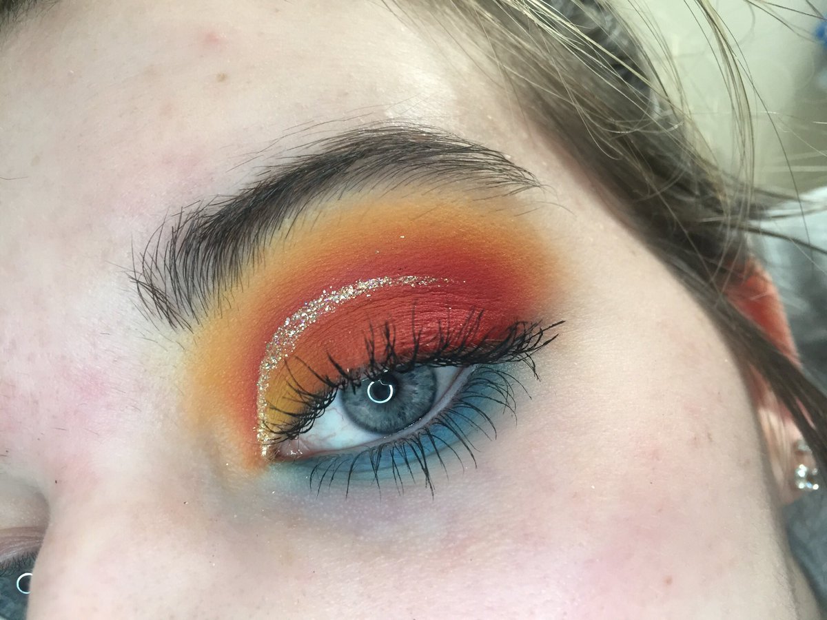 aliarsenault2's tweet photo. Love these colours🧡💙 #MakeupGetsReal #makeup #makeupartist #MorpheXJamesCharles https://t.co/q1eBQ3WyZu
