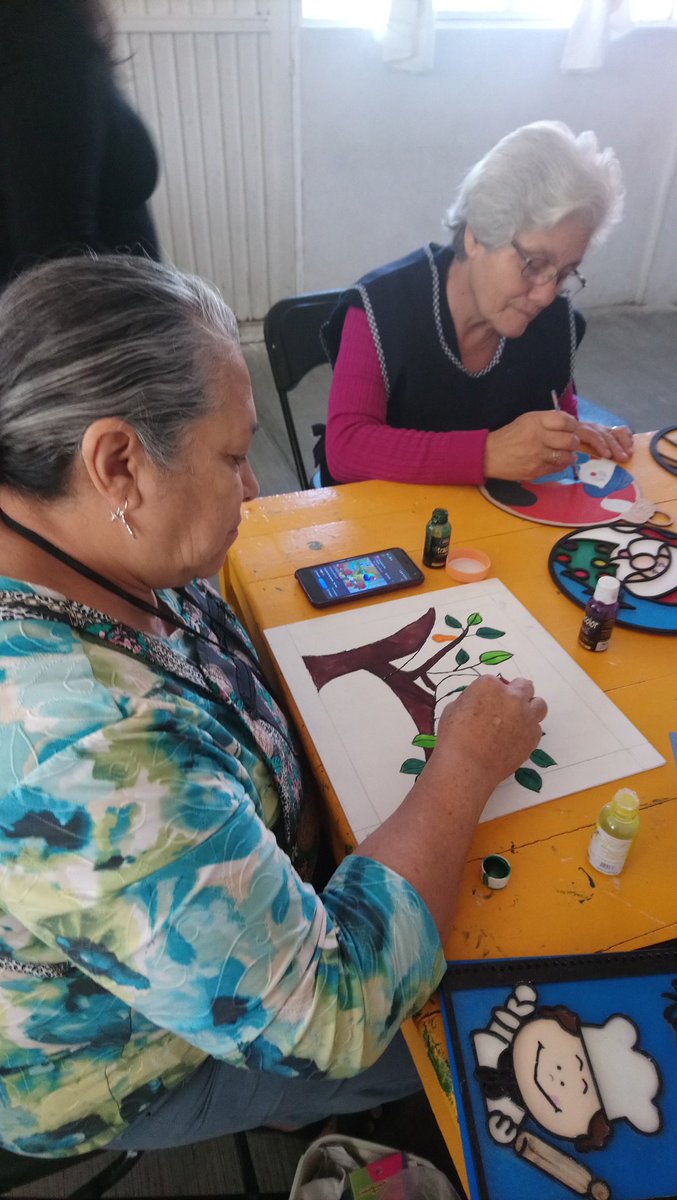 luzelenaarella4's tweet photo. La Capacitación Como Herramienta de Superación! #TallerVitralesSobreMadera @PRI_SLP @EliasPesinaR @GestionSLPPRI @Mely_Romero https://t.co/TW6REBNXOj