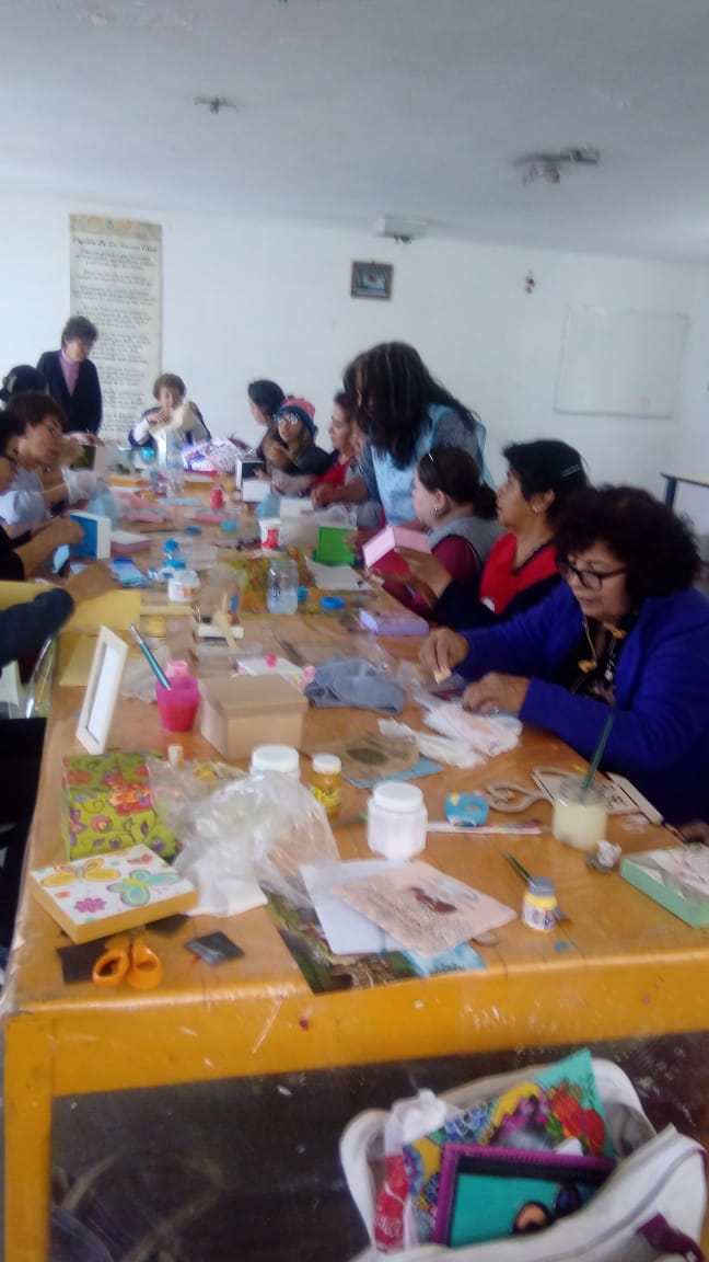 luzelenaarella4's tweet photo. La Capacitación Como Herramienta de Superación! #TallerVitralesSobreMadera @PRI_SLP @EliasPesinaR @GestionSLPPRI @Mely_Romero https://t.co/TW6REBNXOj