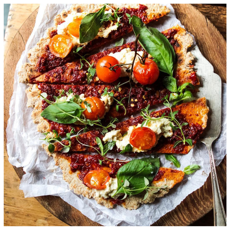 AriaJoy_Health's tweet photo. Happy #Wednesday!!

Rye flatbread pizza topped with rose Harissa, roast tomatoes, cashew cheese and lots of herbs - simple and super delicious!

From @rebelrecipes 💕

#pizza #flatbread #veganpizza #vegan #veganrecipe #veganlifestyle https://t.co/0W3kRKDwmE