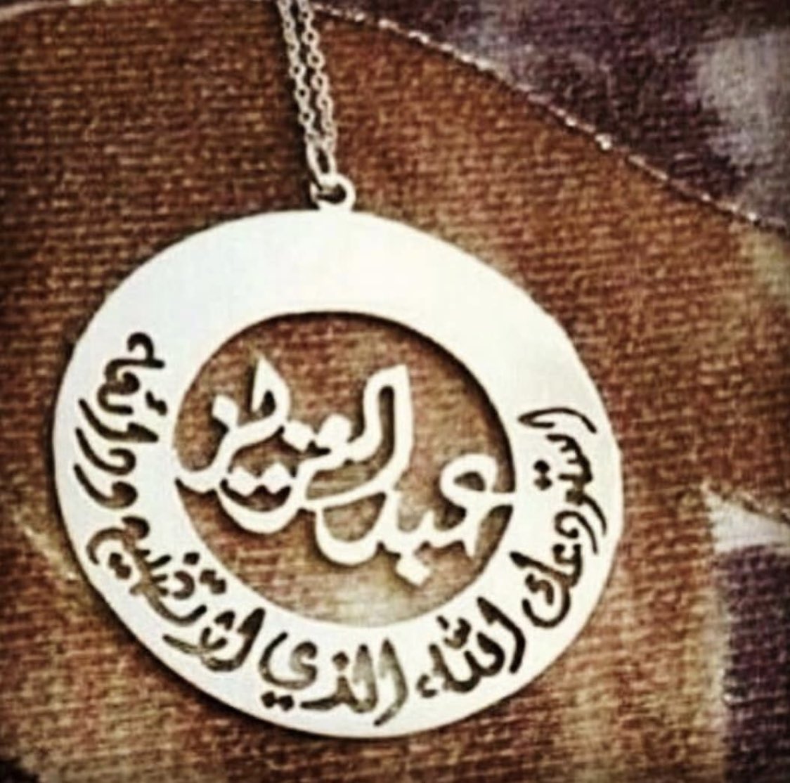 art2030g's tweet photo. من واقع تجربة أكثر هدية ما تنّسي اذا كانت كلمات منسقة بالدرع أو الأسماء بالسلسال وغيره .. نوفر لكم هدايا مميزة لا تُنسى 🌹👏
#هديه__ماتنساها
#أهديك_نجاحي https://t.co/5UyxuDAlad