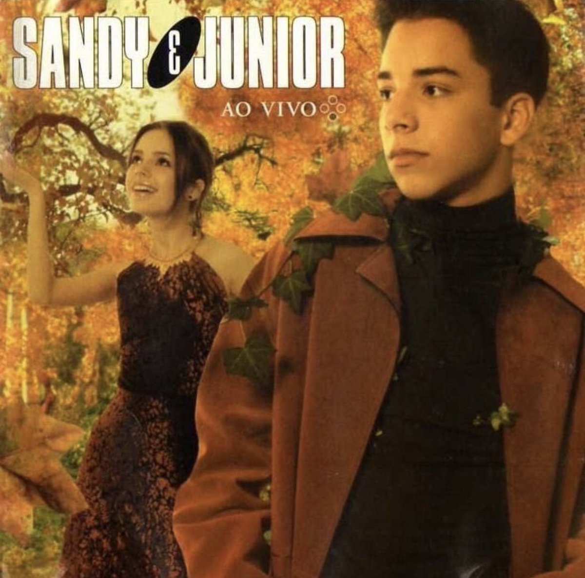 AmandaPila's tweet photo. Apesar da tristeza sem tamanho (pela falta de ingressos),
Hoje é dia de trocar a capinha.
🎵No outono 🍂 é sempre igual...
#SandyEJuniorNossaHistoria
#NossaHistoriaSJ
#QueroMeuIngresso https://t.co/rqZU8H4nSo