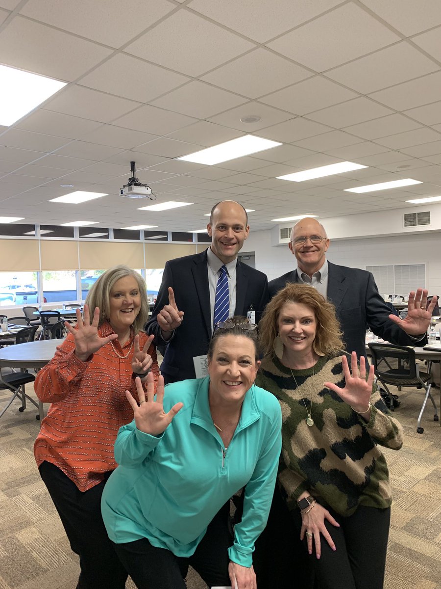 Angiewalker1528's tweet photo. I love my job! The best way to learn about teamwork and collaboration is to collaborate as a team! Great day with these SCS leaders. https://t.co/2D0xou5A09