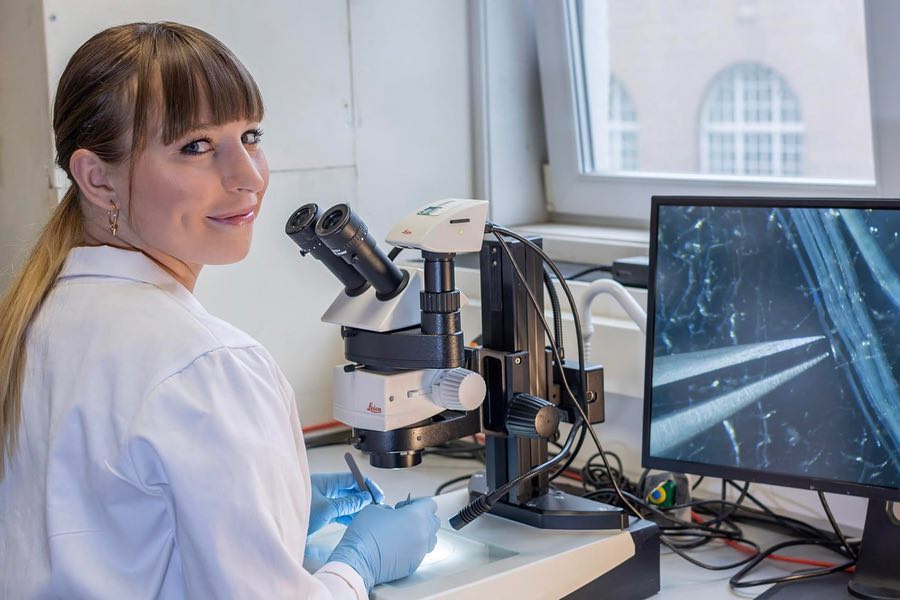 WomenDoingSci's tweet photo. Innes (@ines_boehm) is a PhD student at @EdinburghUni studying neuromuscular junctions (NMJs), the synapses within our muscles. Ines primarily works with human tissue but also works with mammalian species. 

#WomenDoingScience https://t.co/LCElscDL5S