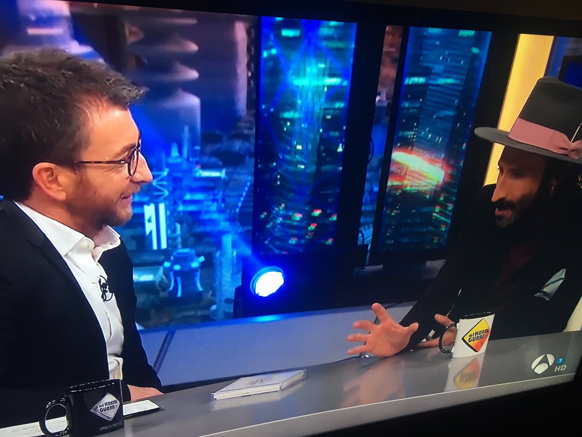 Coño! Pablo Motos entrevistando al sombrerero Loco! Feliz no cumpleaños! #LeivaEH