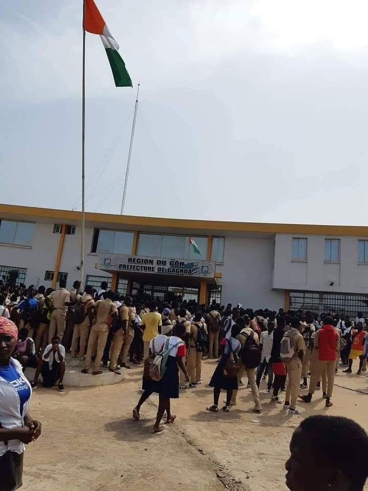 Gbagbo_TTC's tweet photo. Les élèves de #Gagnoa ont manifesté ce jour devant la #préfecture pour réclamer la reprise des cours.
Voici + d'1 mois que les cours sont perturbés du fait du refus du gouvernement de dialoguer avec les #syndicats des enseignants en grève.
#Abidjan #PaysDeMerde #Ouattara #Civ225 https://t.co/PAhSiDiEc9