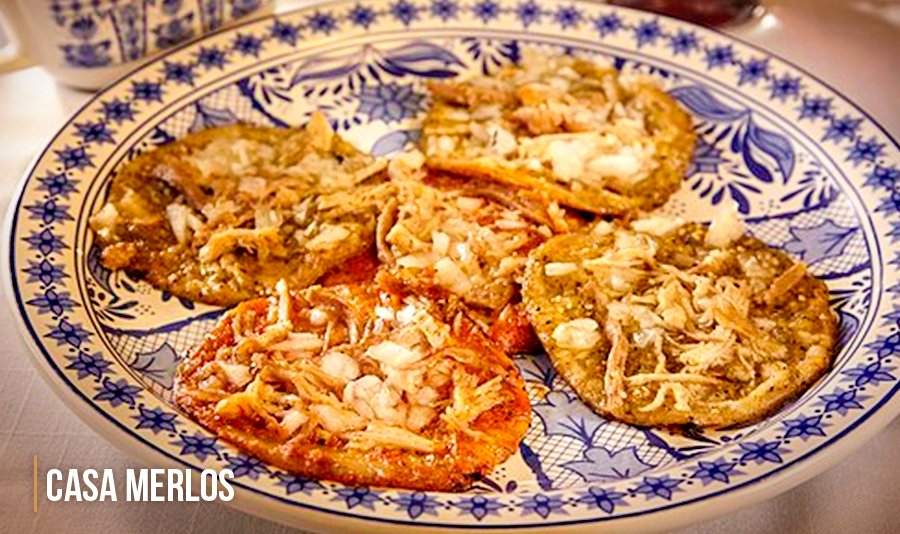 CasaMerlos's tweet photo. Toda la tradición de #Puebla servida en tu plato, así es el sabor de las Chalupas Poblanas: tortillas fritas al momento en manteca de cerdo, bañadas en salsa verde o roja.
#CasaMerlos #ComidaPoblana https://t.co/GQUtY1nxR1
