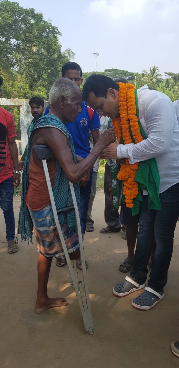 Deepak33312370's tweet photo. #ମା ପାଇଁ #ପୁଅଟିଏ
#ଦୁଃଖୀ ପାଇଁ #ବନ୍ଧୁଟିଏ
#ଅସହାୟ ପାଇଁ #ସେବକଟିଏ
#ଜନତାଙ୍କ ପାଇଁ #ସାଧାରଣ_ମଣିଷଟିଏ
#ନିଆରା,#ନିଃସ୍ୱାର୍ଥପର,#ଜନସେବକ
ସେ #ଆମ ପ୍ରିୟ #ବାପିଖଟାଇ ଭାଇ।।

#ଟାଙ୍ଗୀସାଲେପୁର_ପାଇଁ_ବାପିଖଟାଇ
#TangiSalipur_Pain_BapiKhatai
@CMO_Odisha @debashish_mla @pranabpdas @aksahoo_odisha @Naveen_Odisha https://t.co/mHV9BWggM5