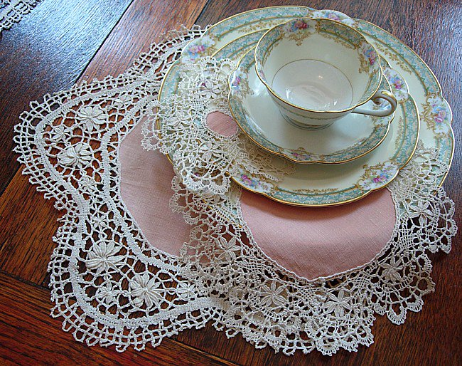 EstateSalesOrg's tweet photo. All about vintage linens! https://t.co/A6N3KqUGHd