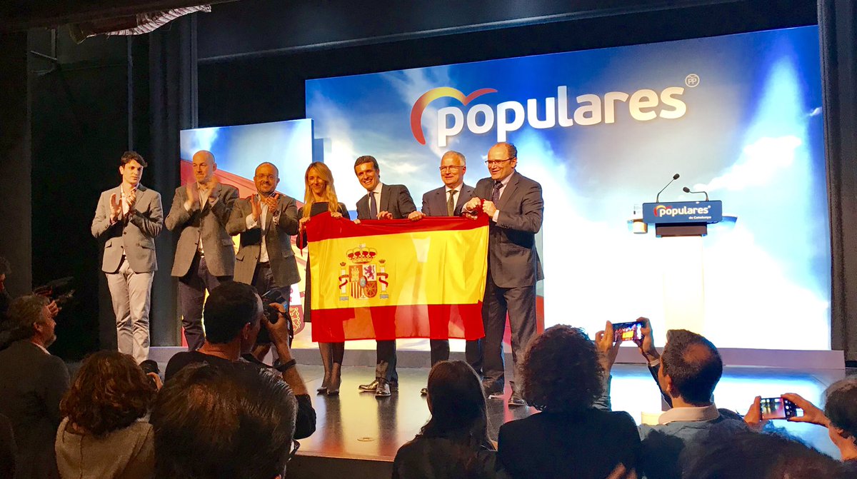 ejimenezcara's tweet image. En esa bandera que alzan nuestros candidatos estamos todos los catalanes: altos, bajos, morenos, rubios, optimistas, pesimistas, de aquí, de allí...

Por eso la levantamos.

Porque mientras el separatismo nos quiere fuera, nosotros queremos a todos dentro.

#yoCAT #yoPP 💙🇪🇸