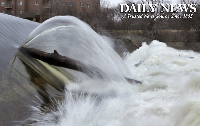 JEhlkeITV's tweet image. Saw this driving back to the office after an assignment. A log has created a fun fountain feature on the Milwaukee River in West Bend. 
#wiwx #wbdn #conleymedia #photojournalism #milwaukeeriver