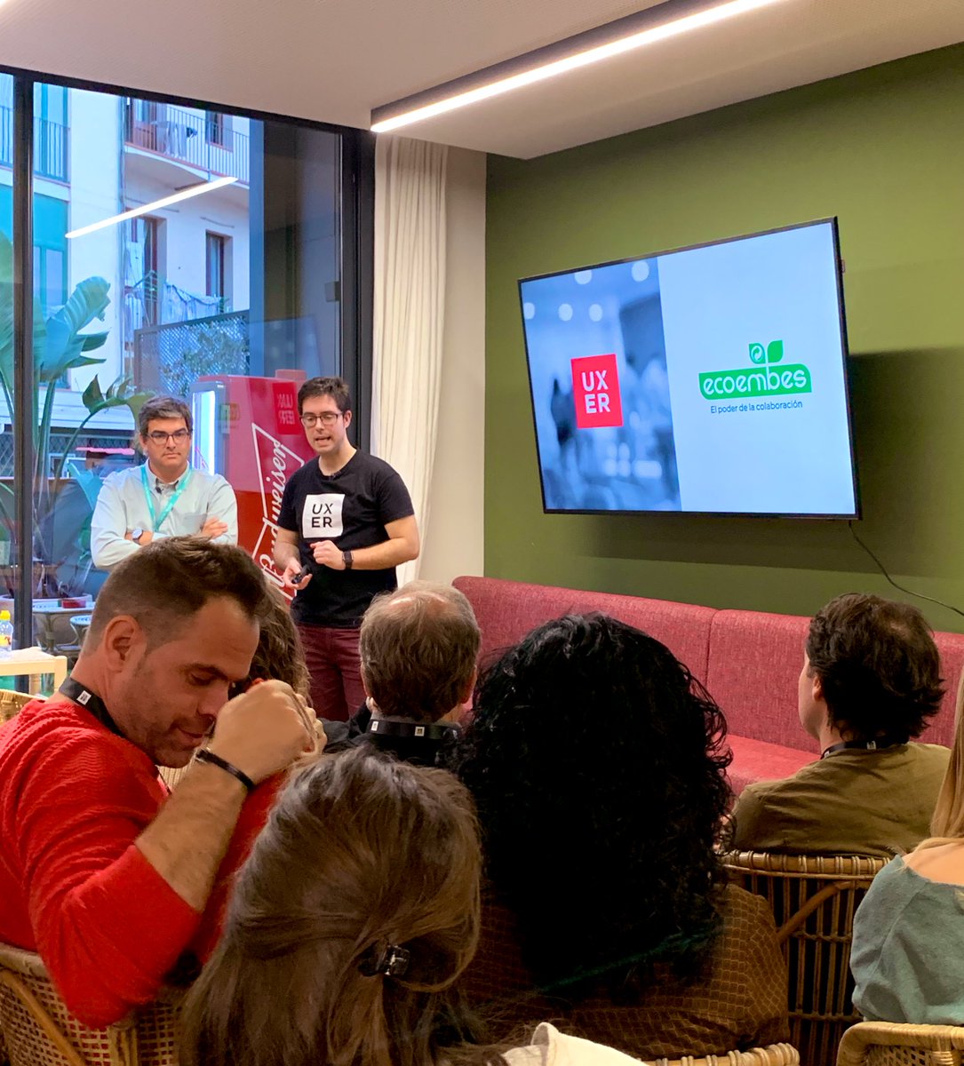 txell_mtz's tweet photo. Esta tarde en #TheCircularDesignWorkshop organizado por @uxerschool y @ecoembes! Nuestro reto: idear soluciones para recompensar a aquellos consumidores que apuesten por elegir envases más sostenibles.
#creativeproblemsolving #circulardesign #circulareconomy #ecodesign https://t.co/GR8yop89Cb