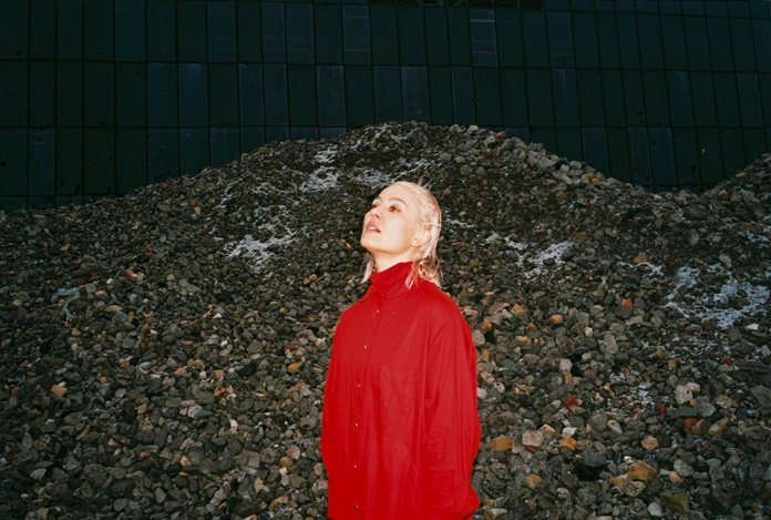 Under_Radar_Mag's tweet photo. Welsh singer/songwriter/guitarist Cate Le Bon (@CateLeBon) has announced a new album, "Reward," and shared its first single, “Daylight Matters.” Reward is due out May 24 via Mexican Summer (@MexicanSummer). #CateLeBon #Reward #DaylightMatters #NewAlbum https://t.co/PyeDfaMavw https://t.co/r8K15088su