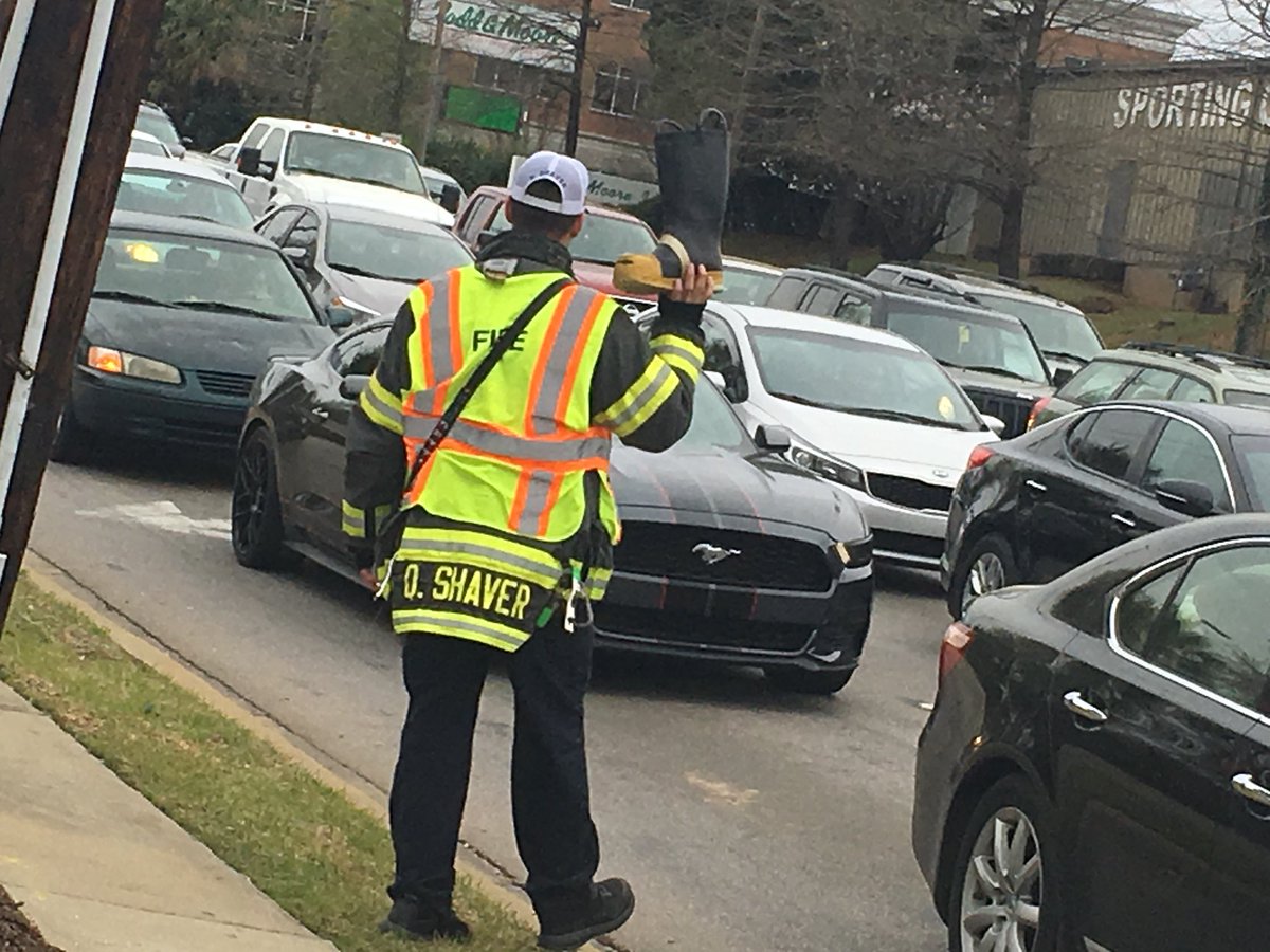 ColaFire's tweet image. #Engine2 crew finishing strong 💪 out at Blossom &amp;amp; Huger! @ColaFire #FillTheBoot #1stShift