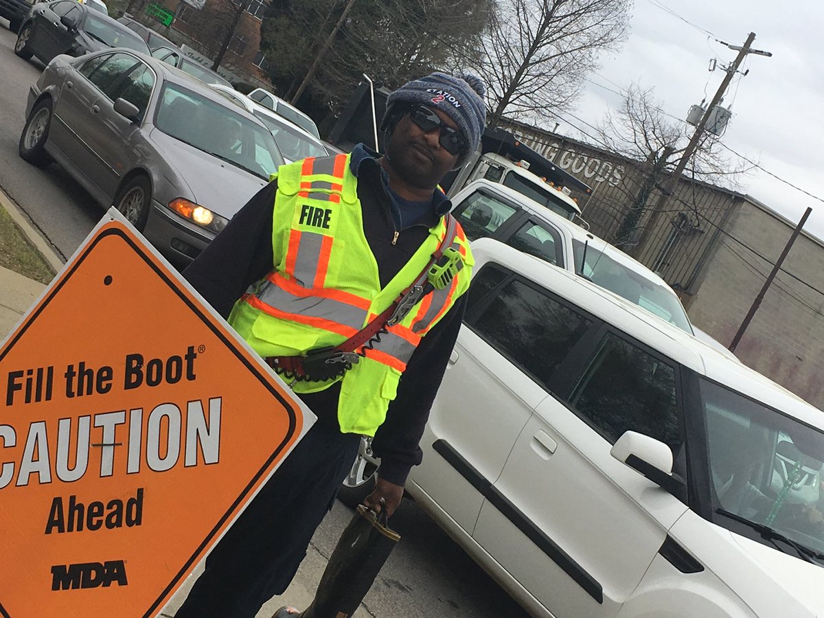 ColaFire's tweet image. #Engine2 crew finishing strong 💪 out at Blossom &amp;amp; Huger! @ColaFire #FillTheBoot #1stShift