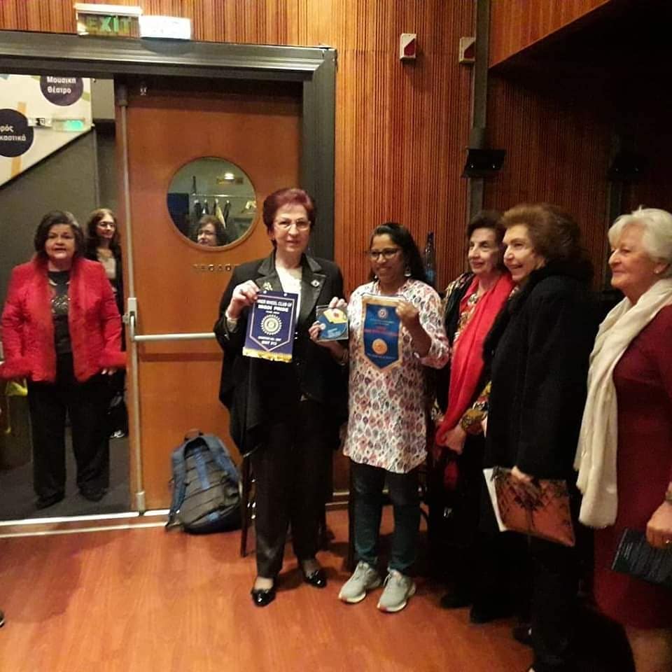 InnerWheelGr's tweet image. Την Κυριακή 17/7/2019, η πρόεδρος  και μέλη του Ομίλου Αθηνών - Βορρά, βρέθηκαν στο Γυάλινο Θέατρο με τον Γιώργο Κατσαρό και την ορχήστρα του.  Η ΕΕ Μαρία Πλοιαρχοπούλου, καλωσόρισε  την IW φίλη Sonali Jayant, από την Ινδία, που επισκέφτηκε  την χώρα μας και αντάλλαξαν σημαίες.