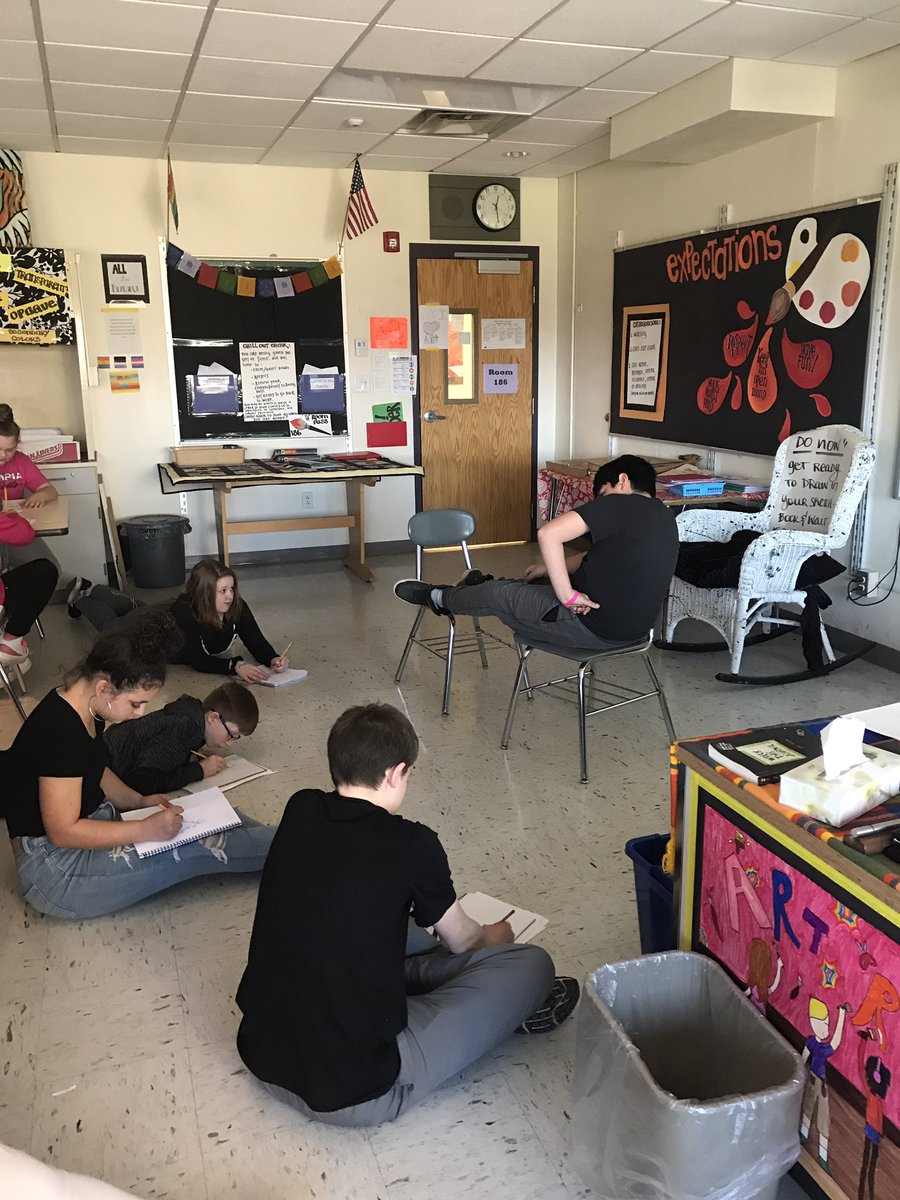 CECSD_Art's tweet photo. Seventh grade artists were practicing their figure drawing today in Ms. Judy’s class. @CECSD_Art @CECSD_JH #CortlandCreates https://t.co/KdjdRXLIyY