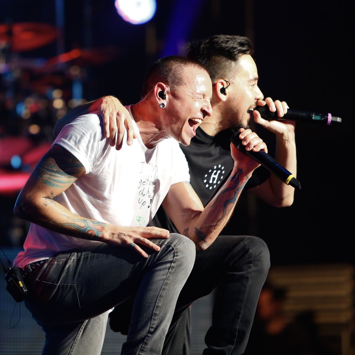 guitarcenter's tweet photo. Happy Birthday #ChesterBennington - throwback to filming #GCSessions with @linkinpark in 2014.

Watch exclusive #LinkinPark clips: https://t.co/WNQMTqiaWC https://t.co/YV5fH6IQMx