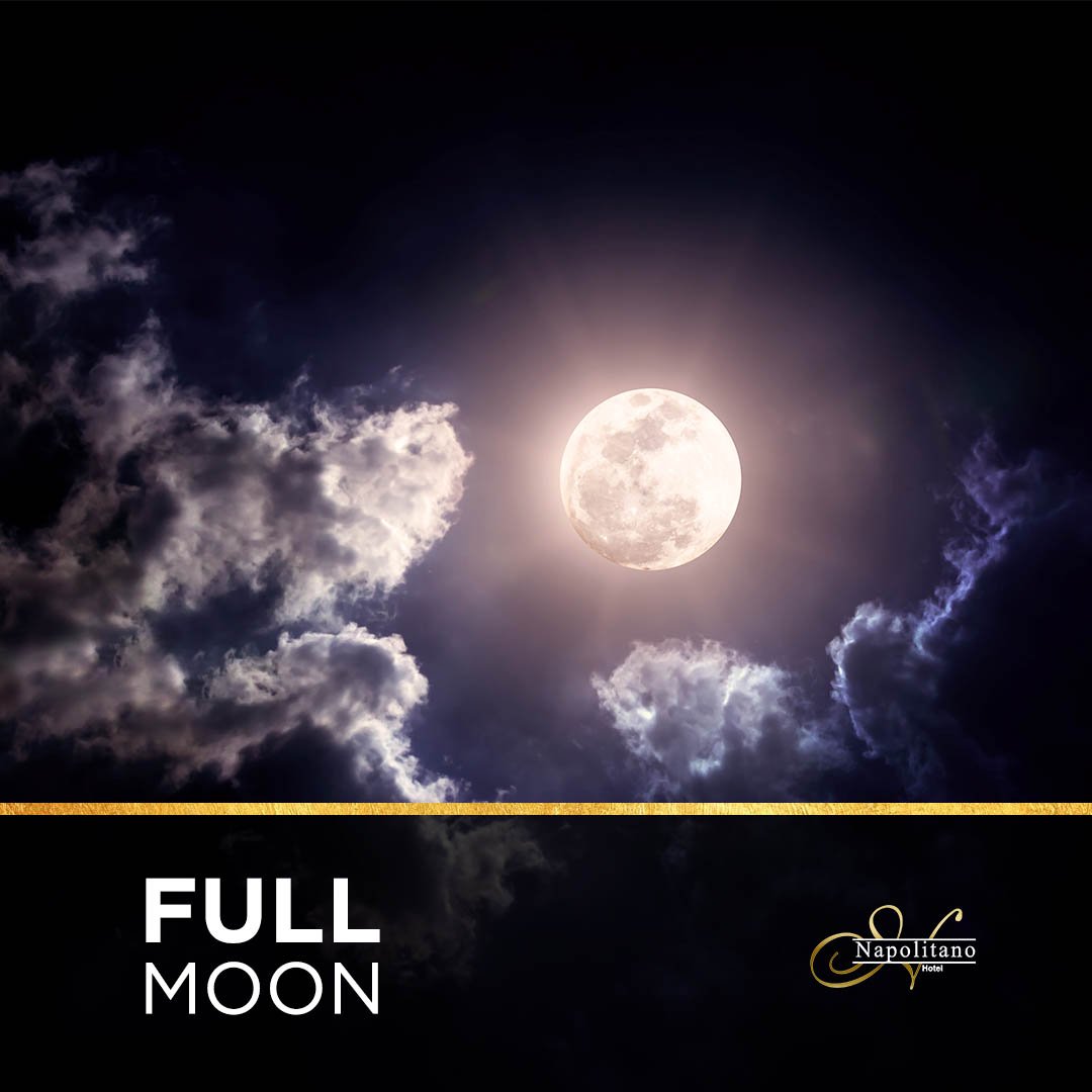 ¡No hay mejor lugar para ver la luna llena que nuestra terraza! 

#NapolitanoHotel #SoyNapolitano #FullMoon #Romántico