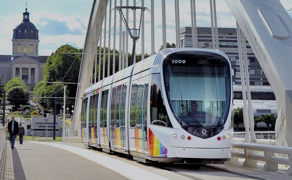 Angerscherche's tweet photo. #Angers : que faites-vous pendant vos trajets en bus et en tramway chaque jour ?

Quelques angevins ont répondu à nos questions :

💭Rêver
📰S'informer
📚Lire
📱Jouer
📧Travailler

Lire notre article sur https://t.co/c1gRw23D4V⤵
➡https://t.co/gj4SlMkBWl https://t.co/VkwusXUpmm