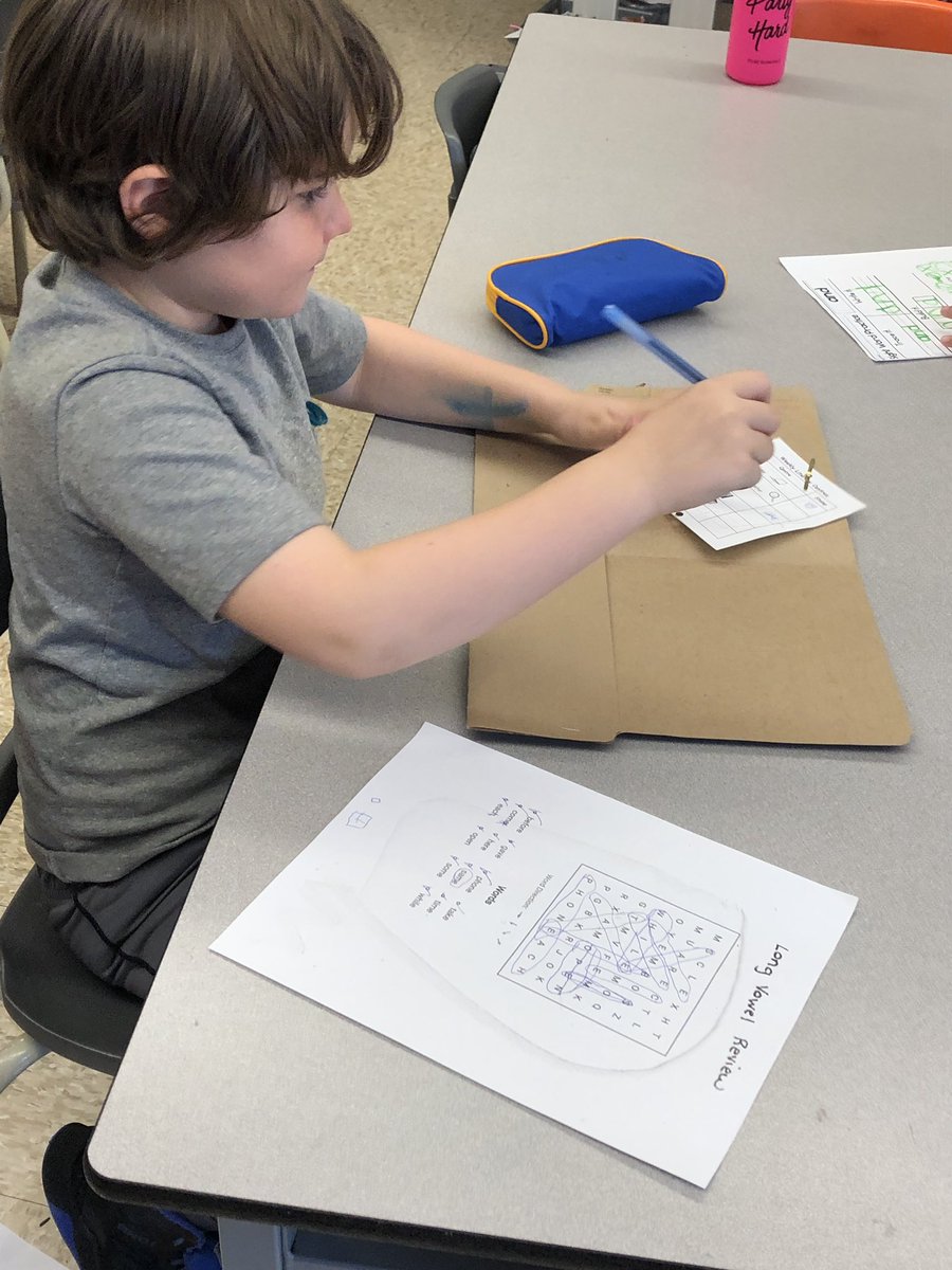 Mrs_Ps_class's tweet photo. Language centres. @TBCDSB_Hornets @tbc_schools @OECTAProv #grade2languagefun https://t.co/YhHEACRynO