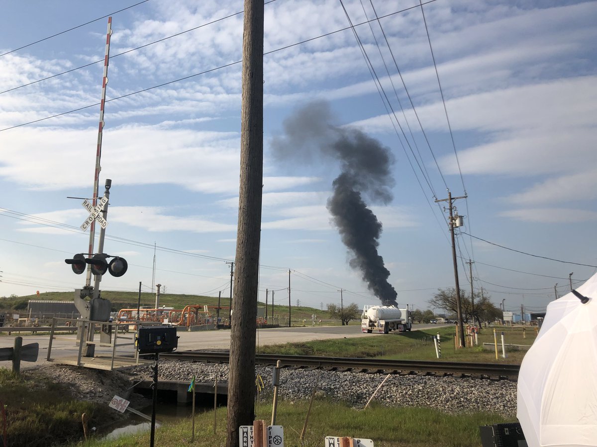 janelle_bludau's tweet photo. BREAKING: #DeerParkFire has REIGNITED! @KHOU https://t.co/BxDxOkaW7N