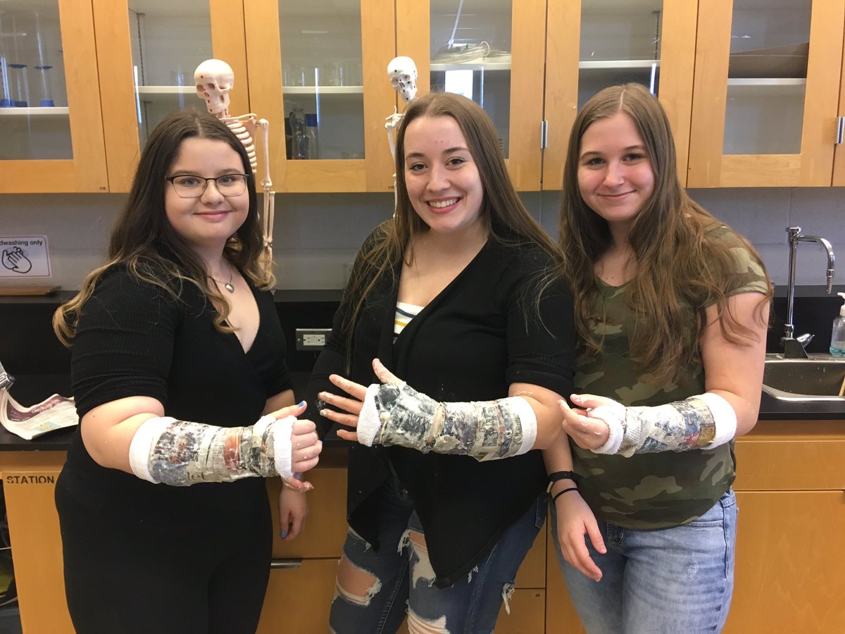 jules_yates3's tweet photo. Enjoying a variety of hands on learning in healthcare class - Short arm casting lab and reflex lab! https://t.co/sKeF21r3yP