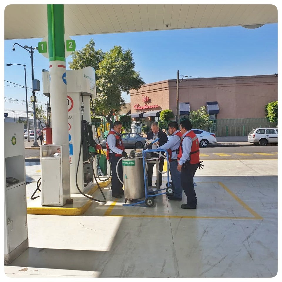 AimexAmbiental's tweet photo. En continua mejora, equipo AIMEX cumpliendo el proceso de Acreditación de nuevos signatarios, con la Entidad Mexicana de Acreditación A.C @ema_ac y aplicación de métodos, en materia de recuperación de vapores -- #AIMEXTeam
https://t.co/3Xg89D73DA https://t.co/ndnLTypXBY