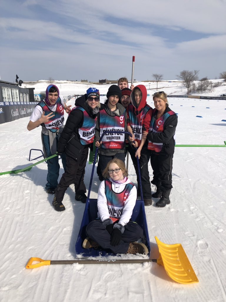 CFERquebec's tweet photo. Belle journée de bénévolat pour nos élèves. #gestev #cdmskidefondqc #cferpic #csdps https://t.co/xk703aPZAY
