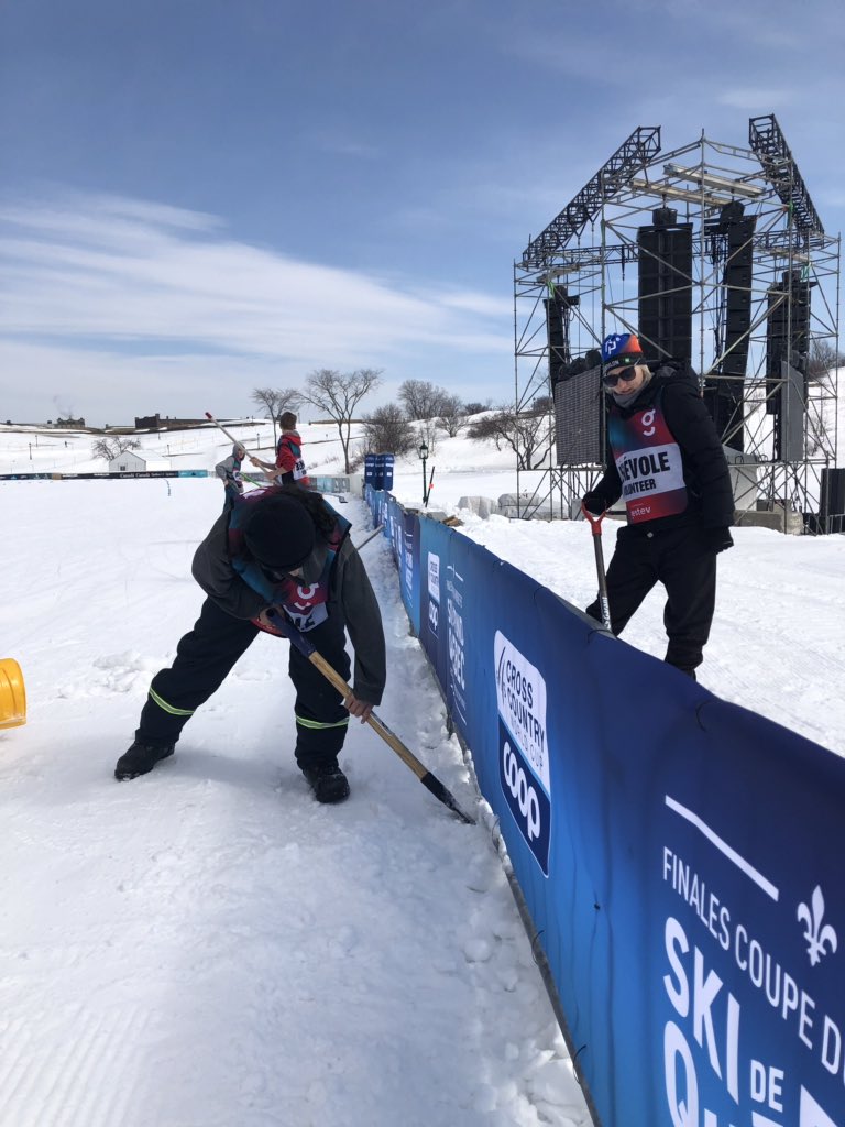 CFERquebec's tweet photo. Belle journée de bénévolat pour nos élèves. #gestev #cdmskidefondqc #cferpic #csdps https://t.co/xk703aPZAY