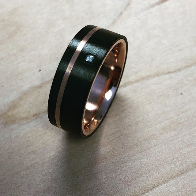 HeavyStoneRings's tweet photo. 14K Rose &amp; Black Zirconium, Accented with a beautiful princess cut diamond.
#customringoftheday https://t.co/0qVTGM2yG8 https://t.co/SM5M0Swce8