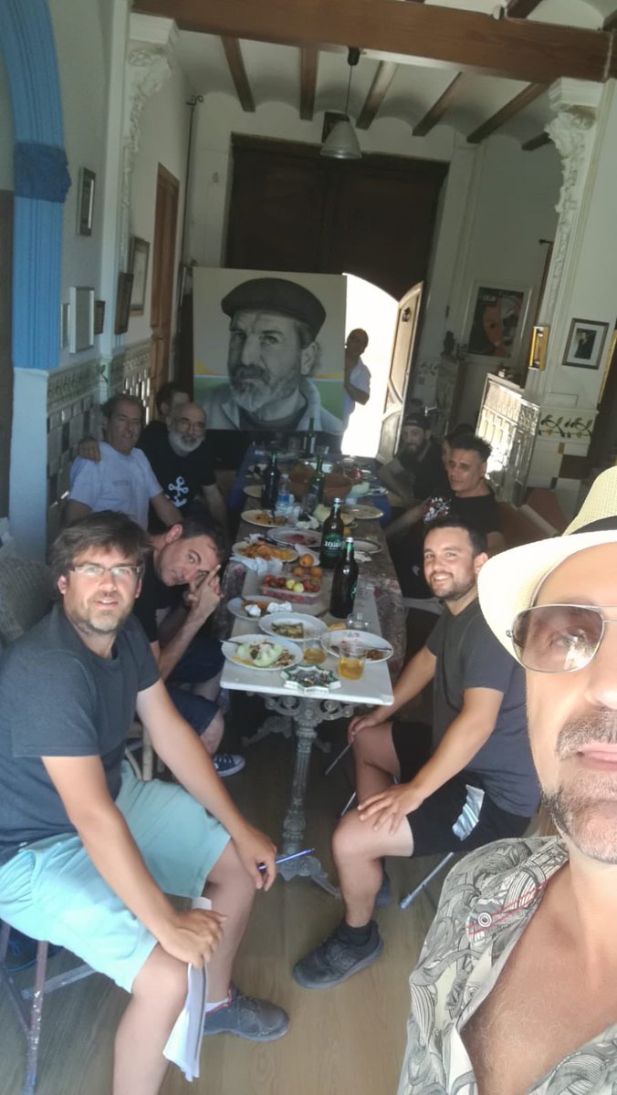 Gràcies <a href="/MestresAPunt/">Mestres i aprenents</a> per donar-me l’oportunitat d’aprendre un nou ofici 😉. Van ser tres dies de gravació amb molta calor però sou un equip técnic exemplar i les rialles no faltaren. Gracias Manolo Valencia por el regalo de programa que nos ha hecho a mis padres y a mí.