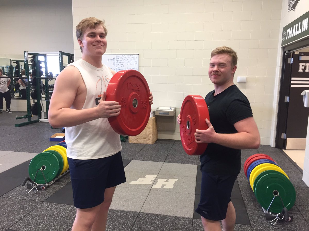 HFTrackField's tweet photo. Got a visit today from @HFCHSAlumni @Will4MN #PassingTheTorch #AlwaysPartOfTheFire #StillLifting https://t.co/addLrb4jr6