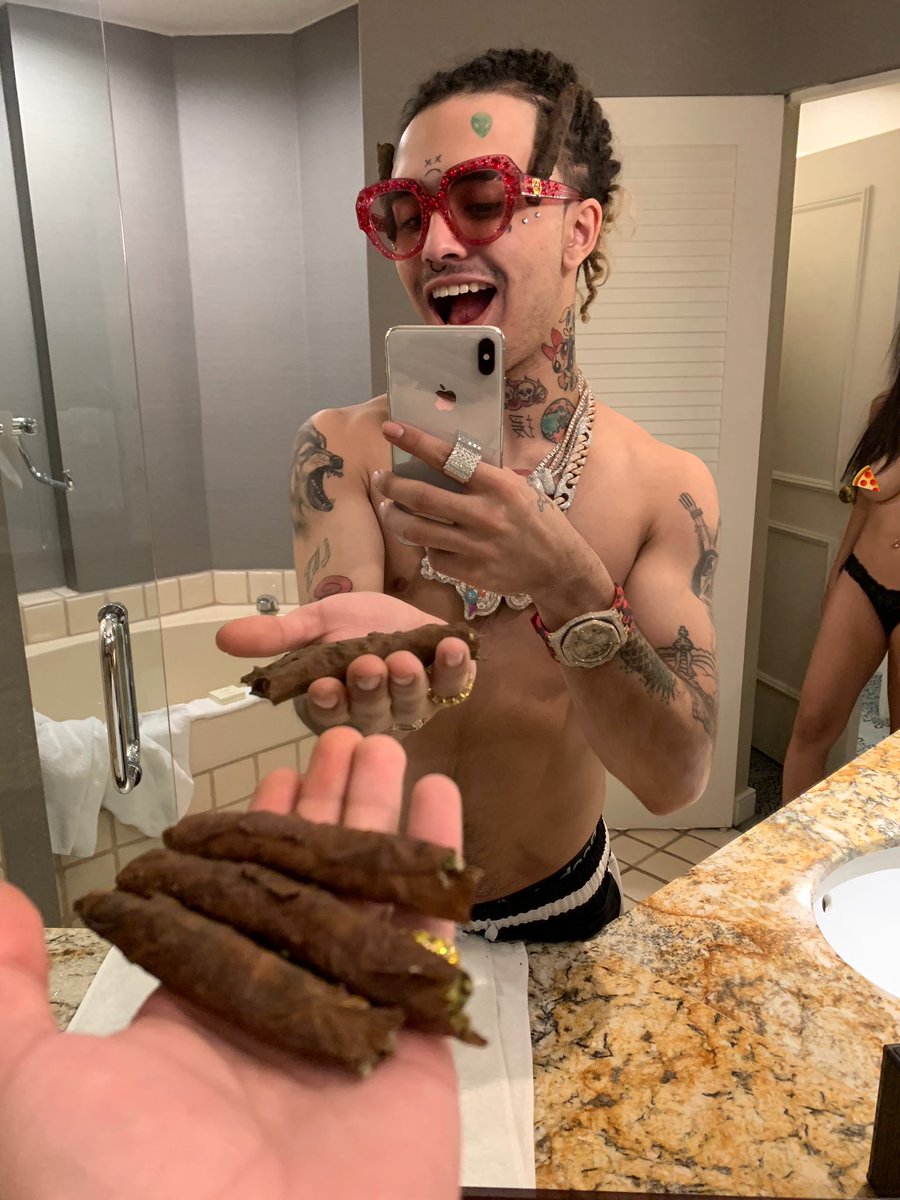 lilpump's tweet photo. I JUST ROLLED UP 3 BIG ASS DICKS https://t.co/EDiD9DQvql