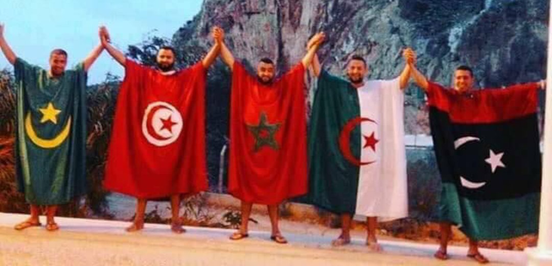 NahaYazi's tweet photo. @hamzachhaibi Autre époque, autre photo👇avec deux differences:1/zéro barbu, à part la moustache du Président de la #Mauritanie(Ouled Taya).2/un seul drapeau:celui du #Maroc.C'était,le 17/2/1989,à #Marrrakech:Naissance de l'UMA.Toujours un fantôme.
Longue vie et bonne fortune pour les seconds. https://t.co/ssm3KZqCrI