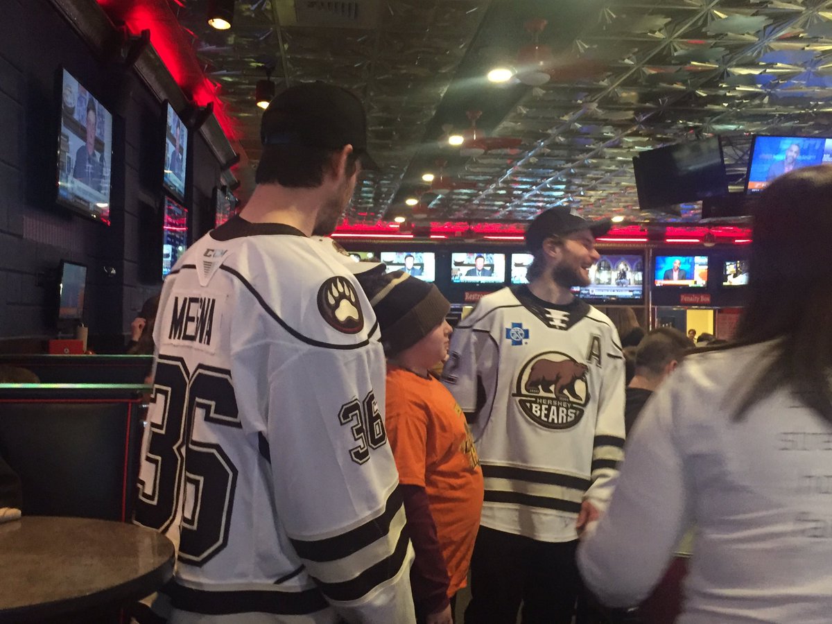 HersheyPA's tweet photo. @TheHersheyBears are in the community tonight @Aroogas throughout the area fundraising for #RunningforRachel. #HersheyBearsCares https://t.co/dkfmYgJfOM
